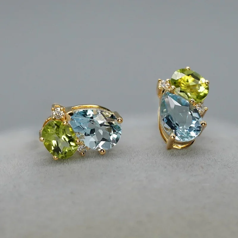 Huitan Minimalistische Ohrstecker in Goldfarbe für Damen, stapelbar, stilvoll für Partys, vielseitig für den Alltag, mit grün/blauem CZ, frischer Schmuck. – Detail 2