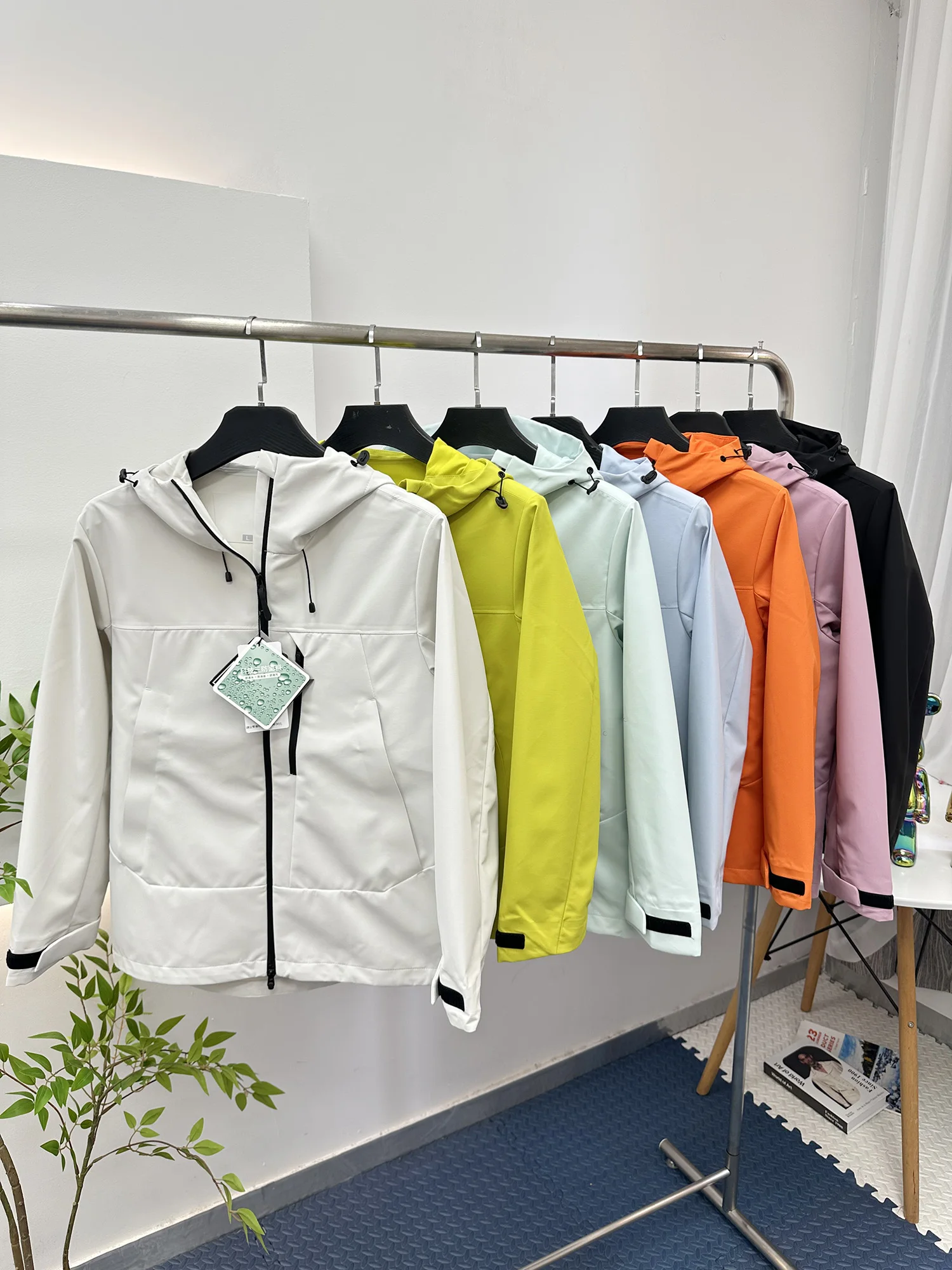 Outdoor Breathable Windproof Water-Resistant Hooded Climbing Jacket Men's Fashion Urban Style Polyester Fiber Long Sleeve Zipper