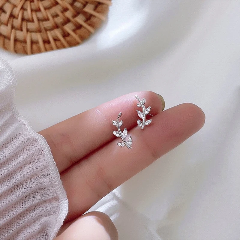 Fashion 925 Sterling Silver Leaf Stud Earrings Shiny Zircon Personality Simple Stud Earrings Female Wedding Party Jewelry Gift