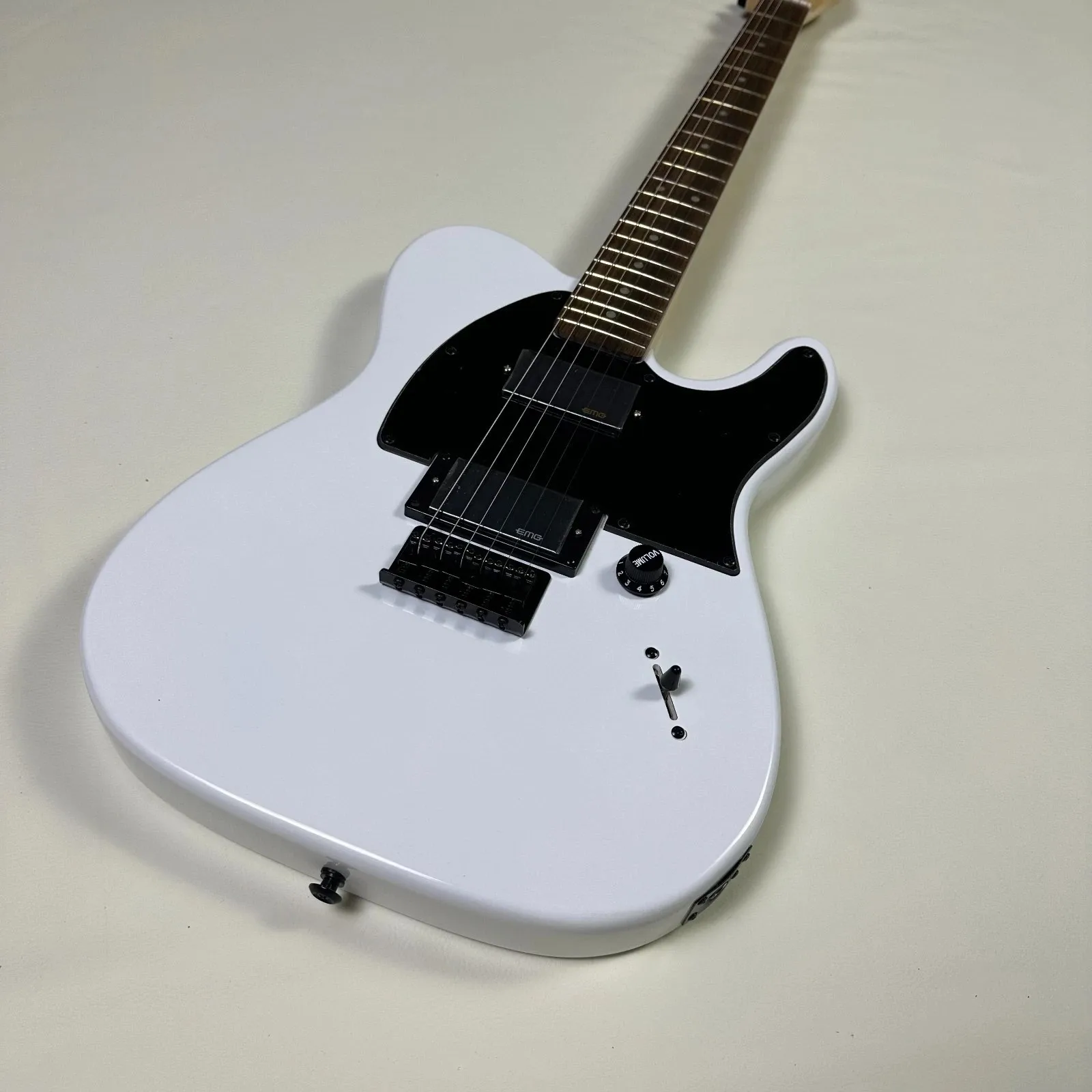 Under Hight Qulity 202 Guitar White Color Emg Pickups Rosewood Fretboard