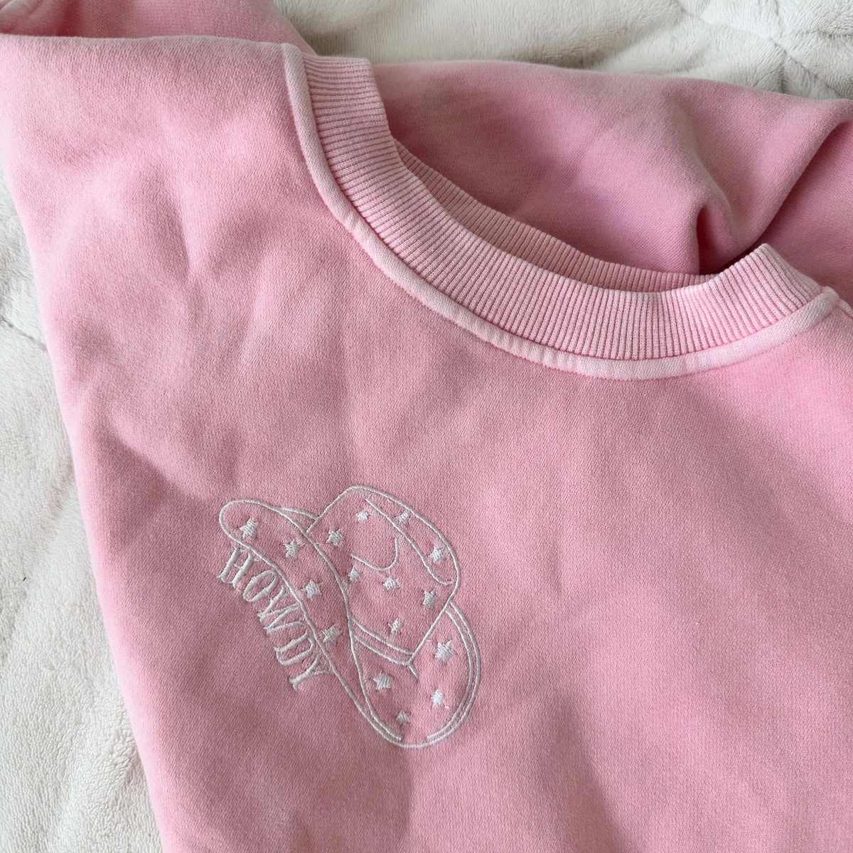 Colección básica 2025 Sudadera rosa bordada para mujer Sudaderas con capucha premium de color sólido suelto Ropa alternativa