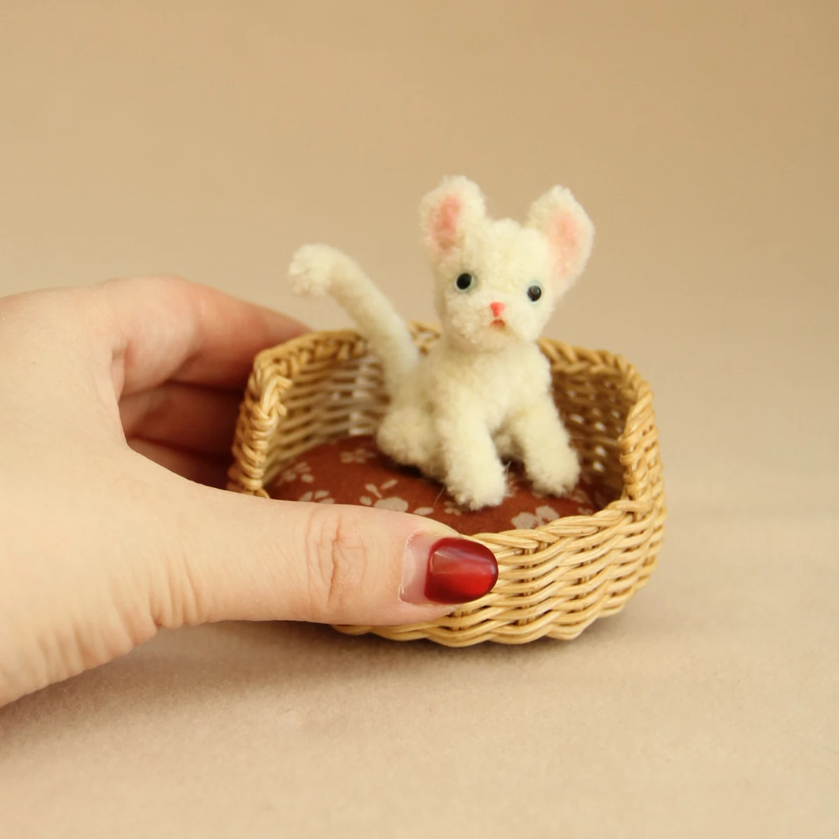1:12 Maßstab Miniatur Realistisches Handgefertigtes Rattan-Katzenbett in Heller Farbe mit Handgeknüpftem Kätzchen, Geeignet für Miniaturhaus-Dekoration
