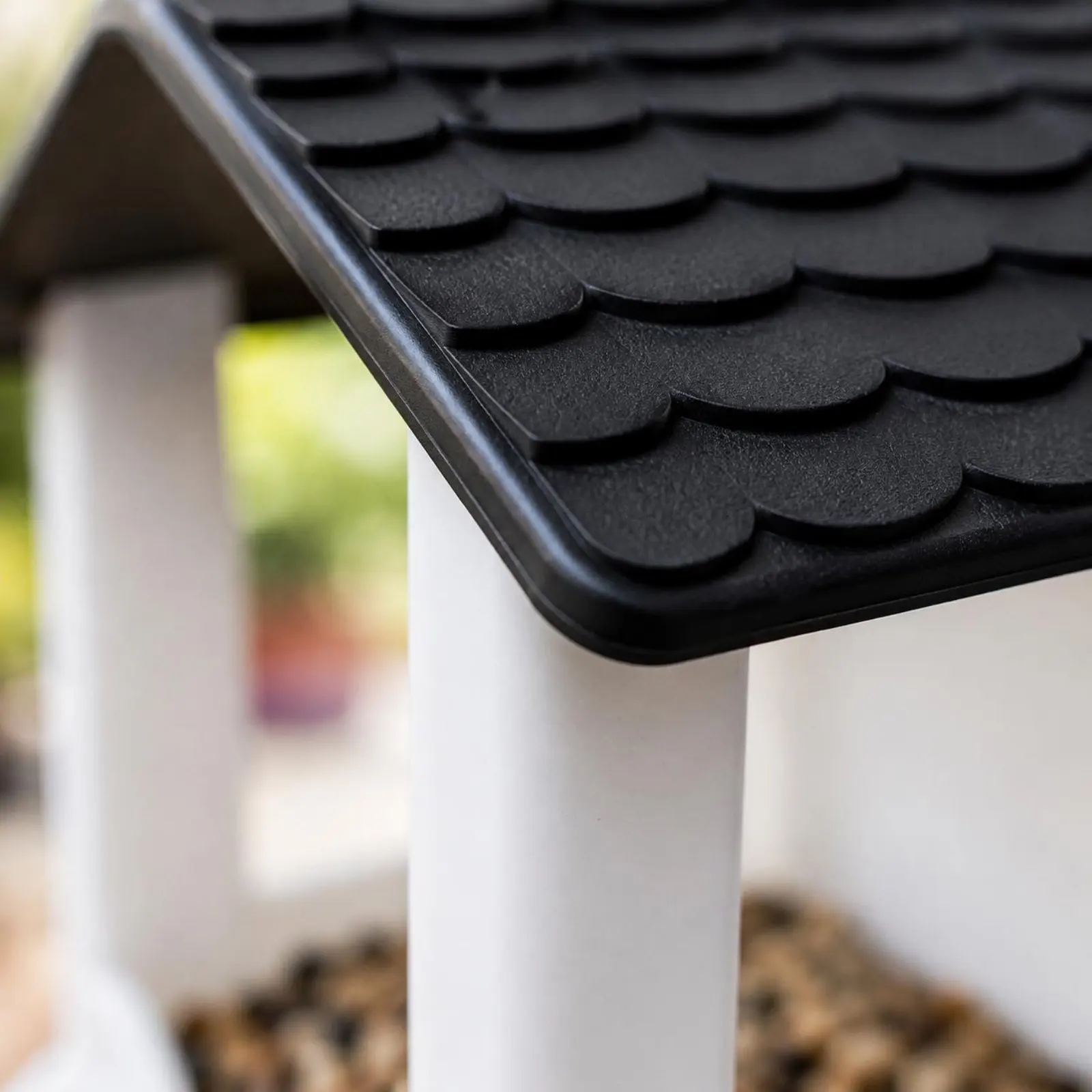 

House-Shaped Bird Feeder Shingle Roof Wall Feeder Garden Supplies Accessible Feeding Area Compact for Yard