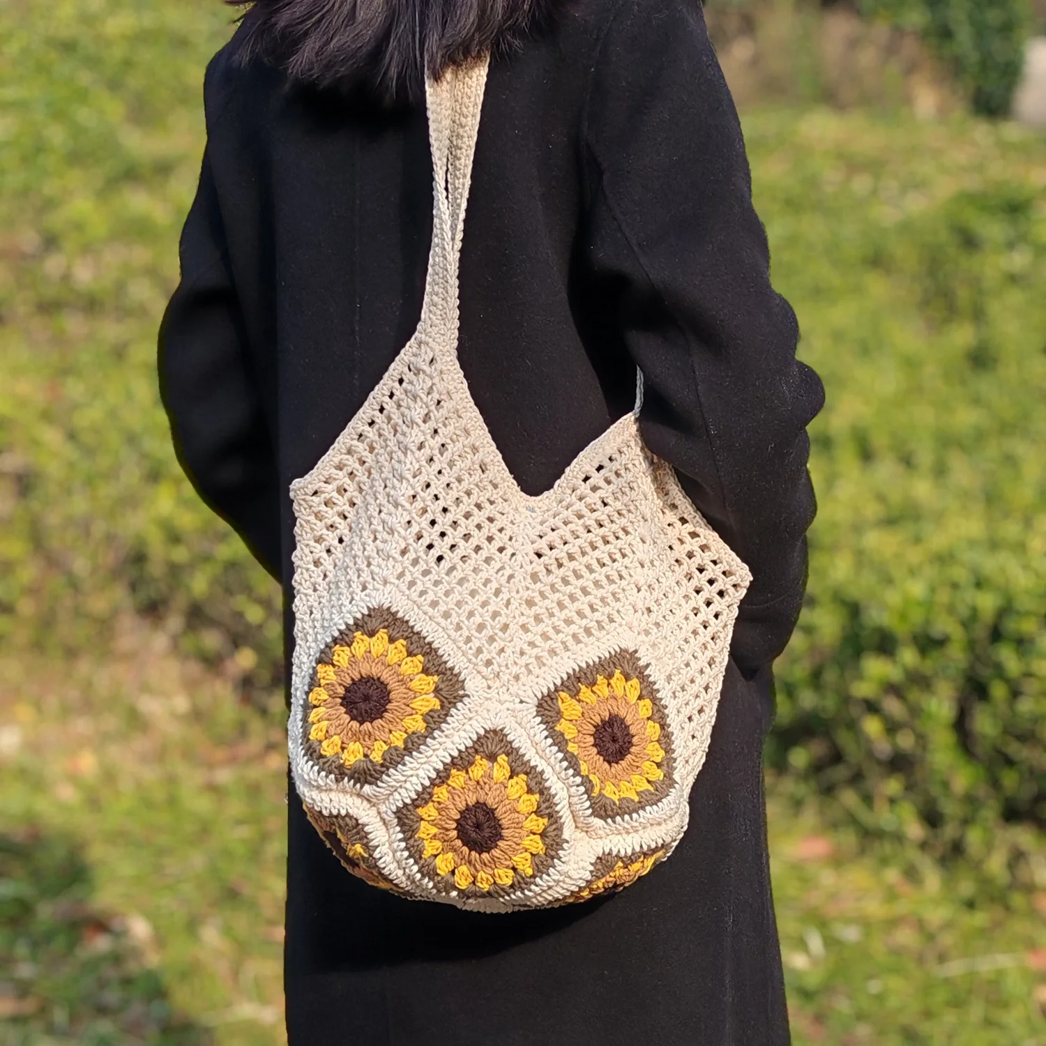 

Crochet Sunflower Tote Bag for Women Boho Shoulder Bag with High-Quality Lining & Magnetic Snap Closure Summer Beach Bag Daily C