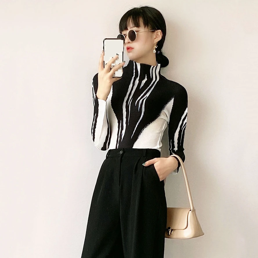 Miyake Black White Print Pleated Lightweight Long-sleeved Street Wear Top 2023 Summer Autumn Fashion Small T-shirt For Women