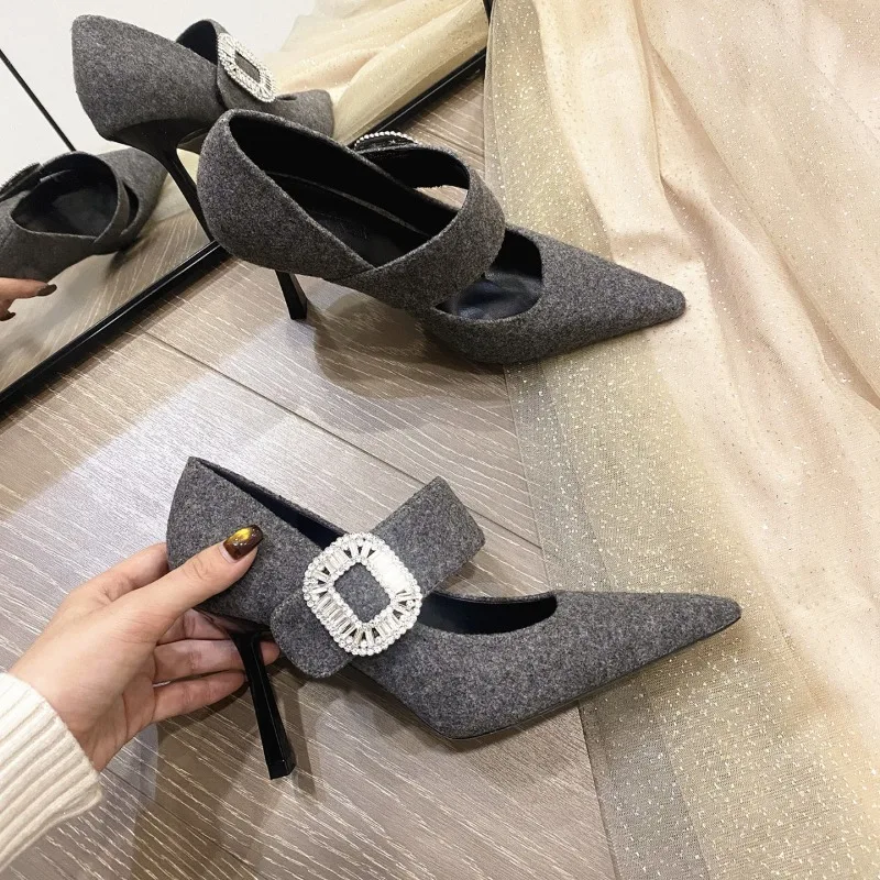 

Новые осенне-зимние туфли-лодочки на шпильке с прямым ремешком, со стразами, с острым носком, модные, для повседневной носки, во французском стиле, женские