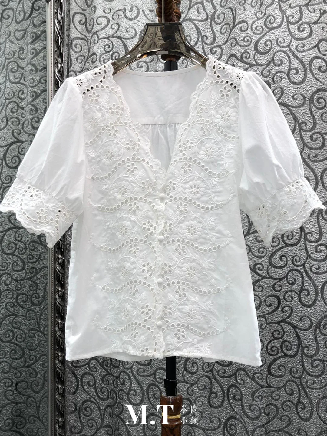 

Milan Small Town Southern Oil European V-neck Bubble Sleeve Carved Hole Embroidered Color Versatile Women's Top D5
