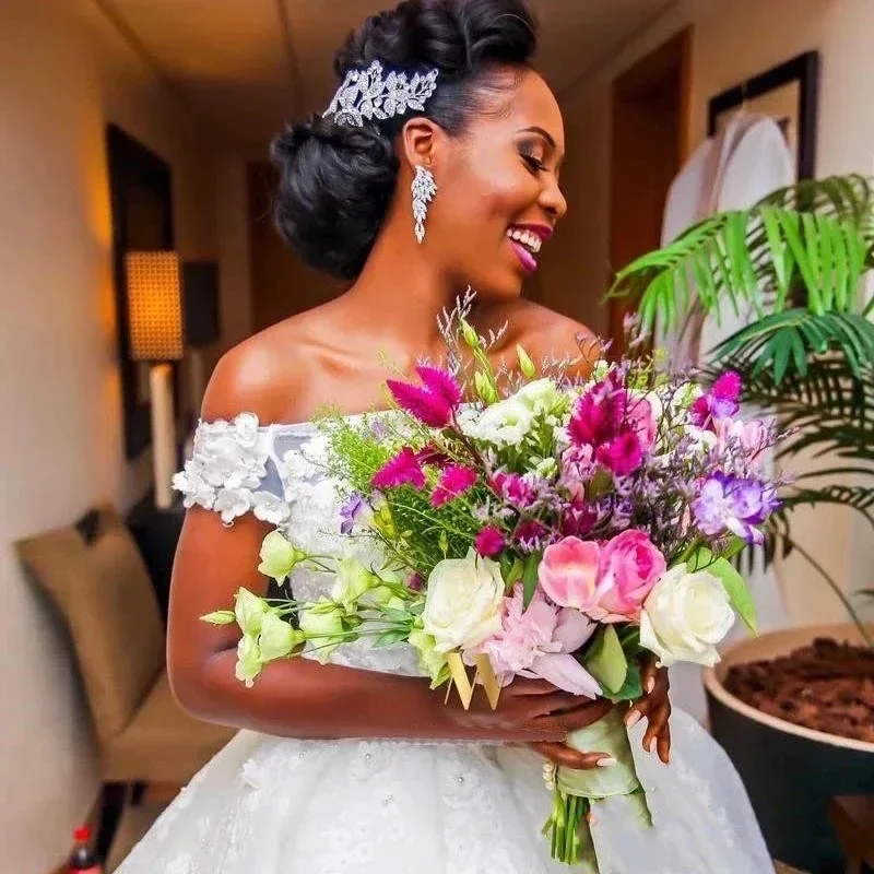 Gaun Pengantin Wanita Afrika Flavinke Custom 2025 Dubai dengan Aplikasi Bunga 3D Mutiara dan Ekor Panjang Vestidos de novia