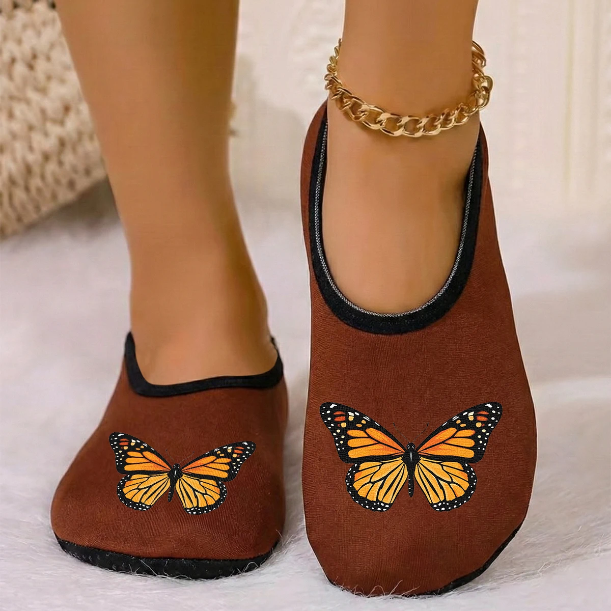 شبشب نسائي من جلد الغزال المطبوع على شكل فراشة صفراء يمكن ارتداؤه في الفصول الأربعة يسمح بمرور الهواء ومرونة عالية في الأماكن المغلقة ومضاد للانزلاق