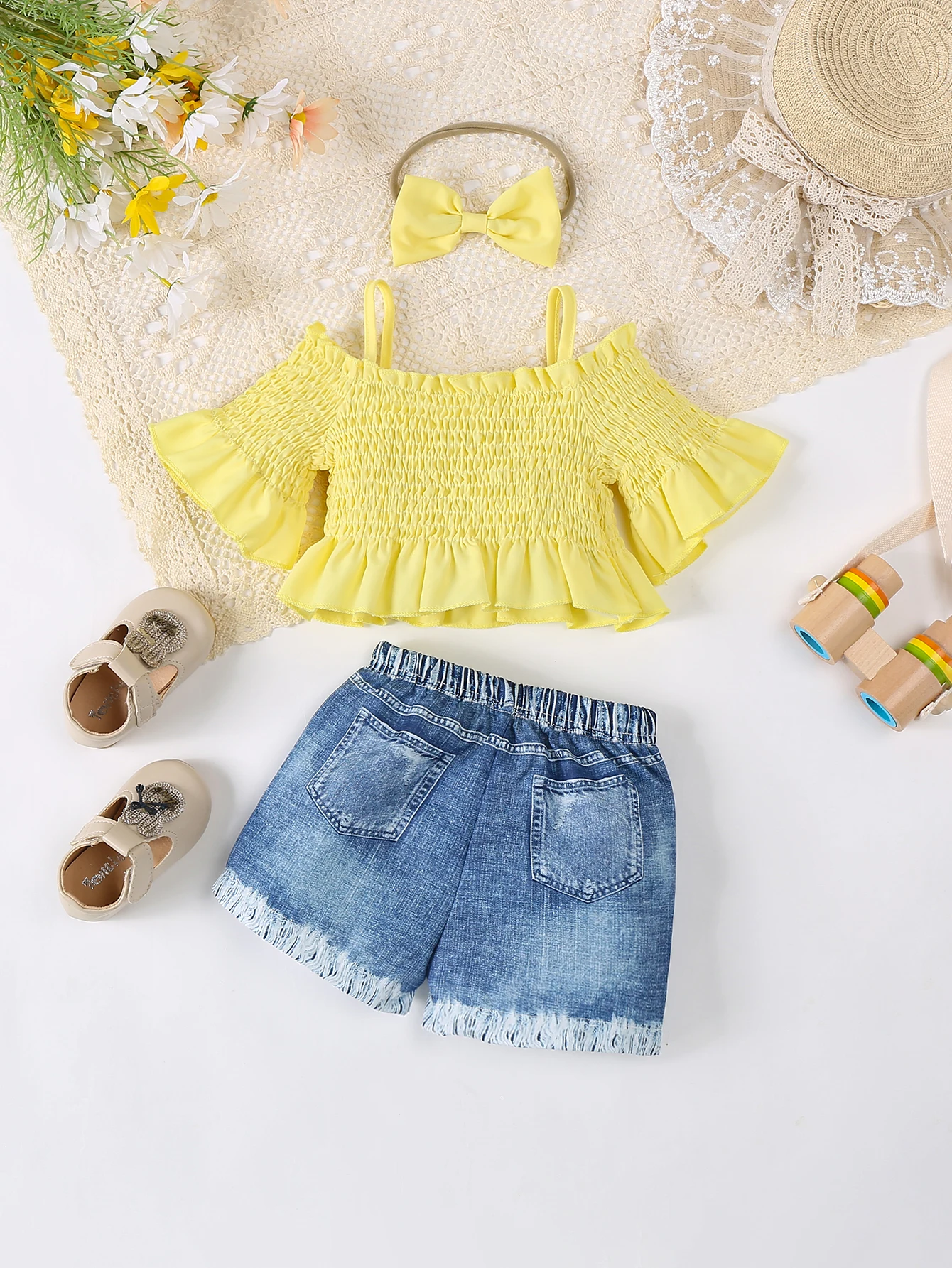 Baby Girl 2-Piece Fashion Set with Cute Suspender Half Sleeve Trumpet Sleeve Top And Flower Imitation Denim Shorts for Summer