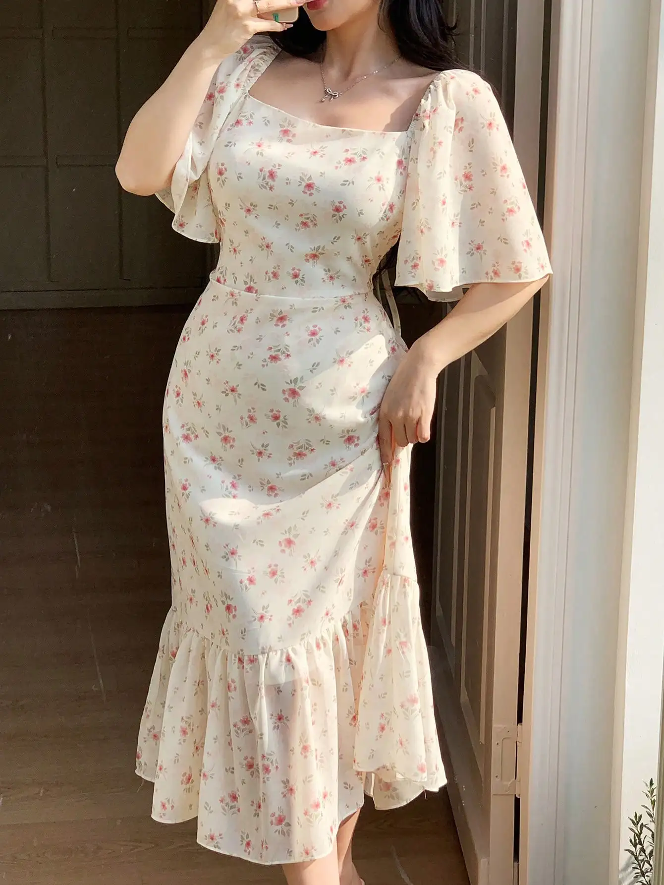 

Floral Print Square Neck Chiffon Midi Dress with Ruffle Hem and Flutter Sleeves