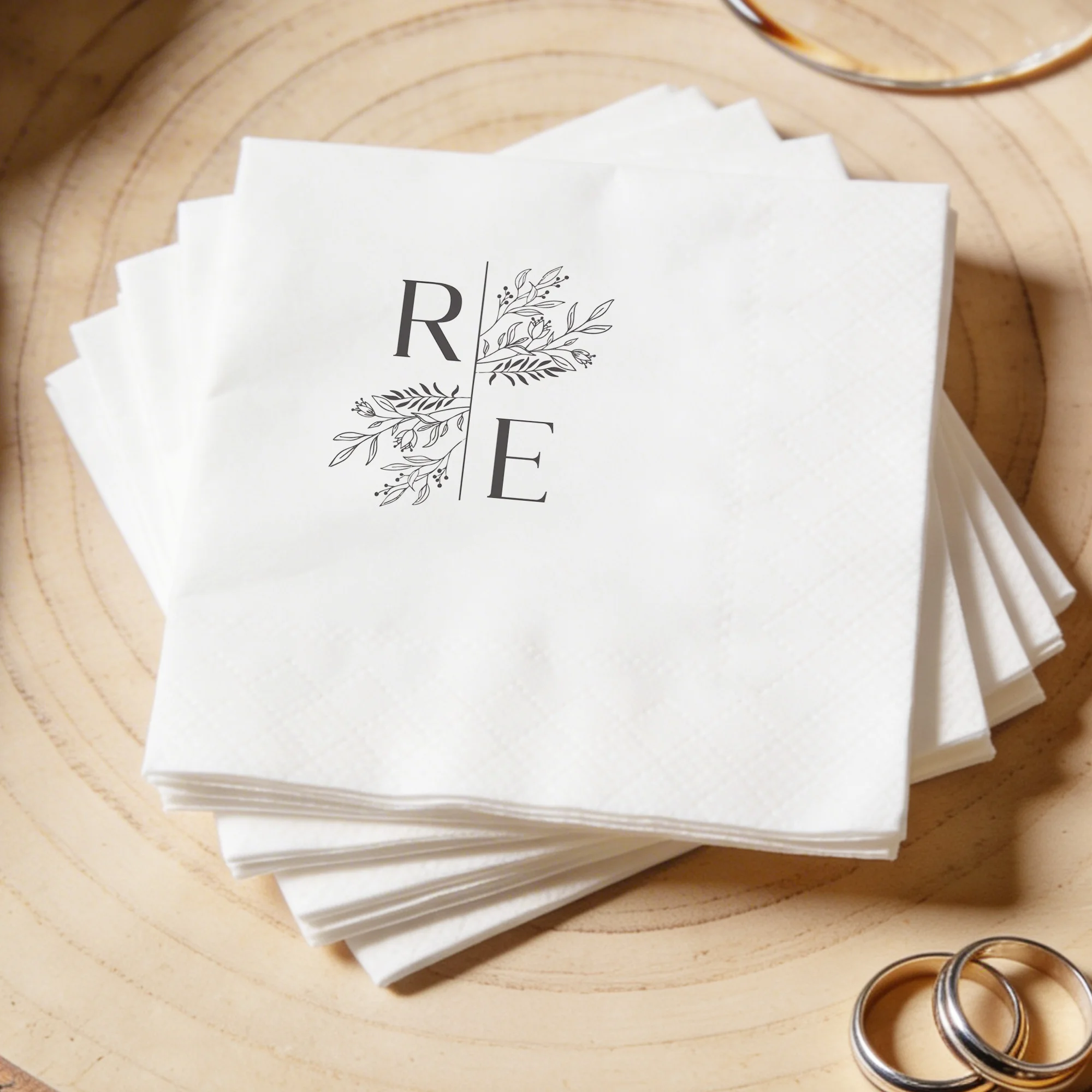 Personalisierte Servietten, 3-lagige, individuell gestaltete Cocktail-Servietten, Monogramm-Einweg-Papierservietten für Hochzeiten, Junggesellinnenabschiede und Brautparty-Dekorationen. – Detail 7