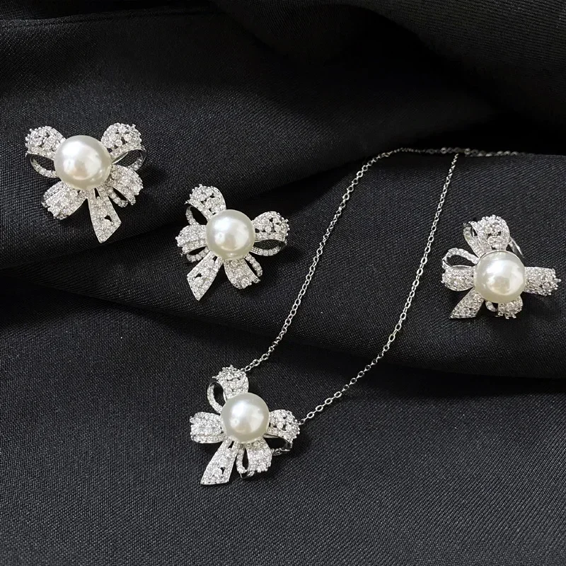 

MDL Moissanite Style Advanced Sense Of Three-dimensional Butterfly Pearl Set Simple Full Of Diamonds Cold Wind Fashion Pendant