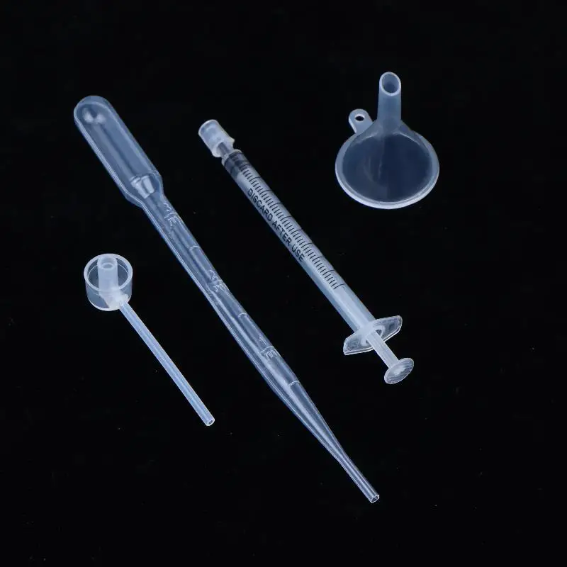 5-teiliges Set aus Kunststoff-Diffusoren, Spritzen, Strohhalmen, Tropfernäpfchen, Sprühflaschen und anderen Kosmetikwerkzeugen für die Nachfüllung von Parfüm. – Detail 6