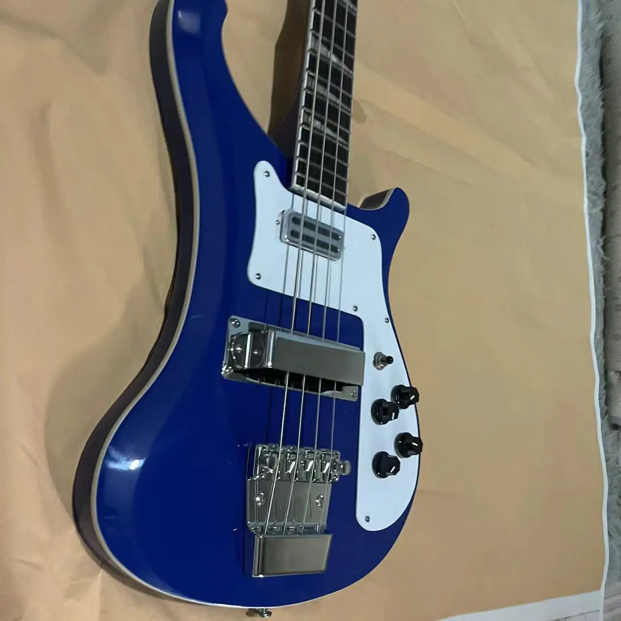 In stock, 4 chord Rickenbaker electric bass, deep blue body, chrome plated accessories, factory real photos, can be shipped upon