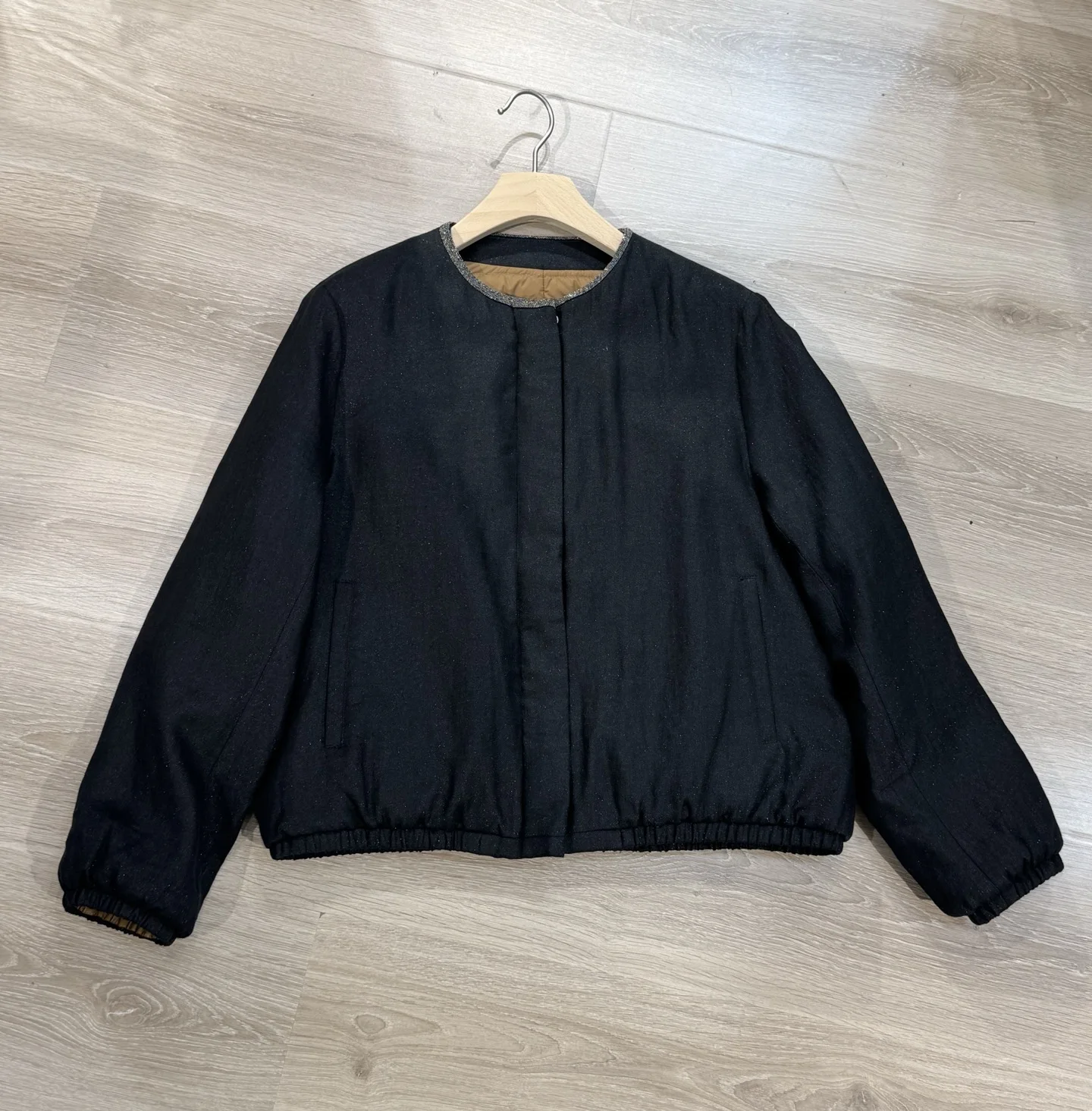 وصل حديثًا لشتاء 2025: سترة نسائية عالية الجودة برقبة دائرية وأكتاف منسدلة من الكتان واللؤلؤ - أنيقة ودافئة