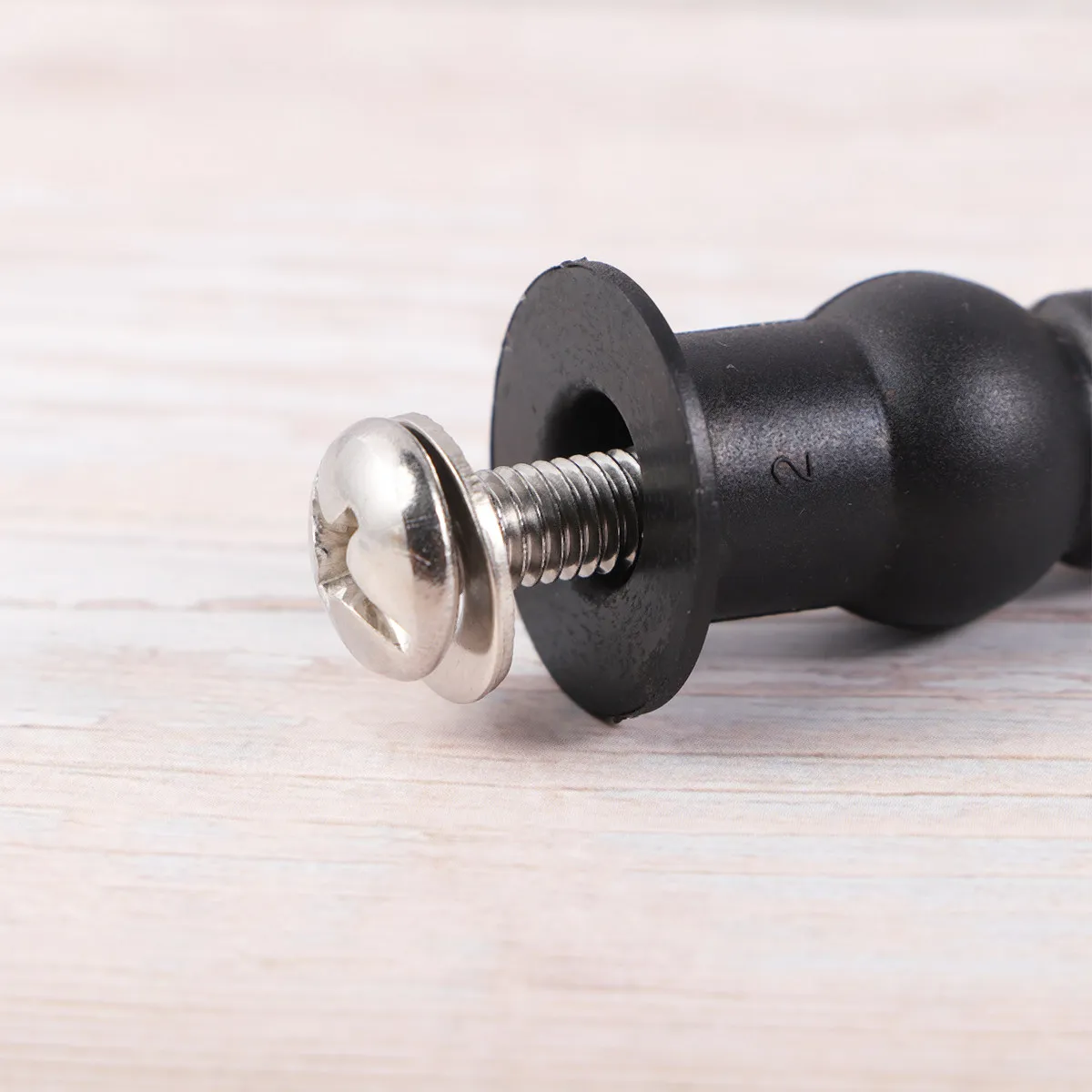 

Набор из 4 фиксирующих винтов для крышки унитаза, резиновые и стальные, легко переносить, подходят для большинства стандартных унитазов.