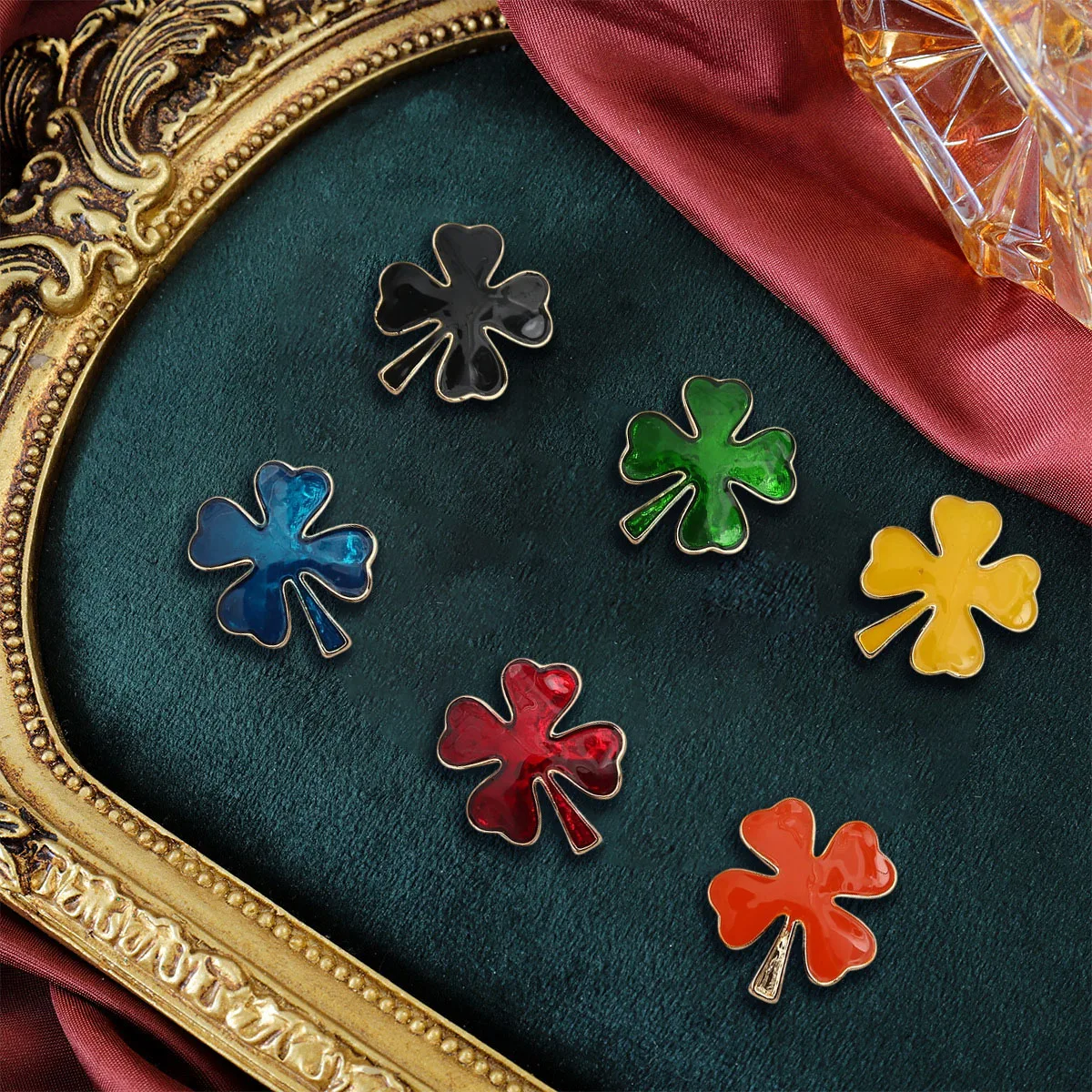 Colorful clover solid color brooch, niche design high-end temperament brooch clothing accessories wholesale