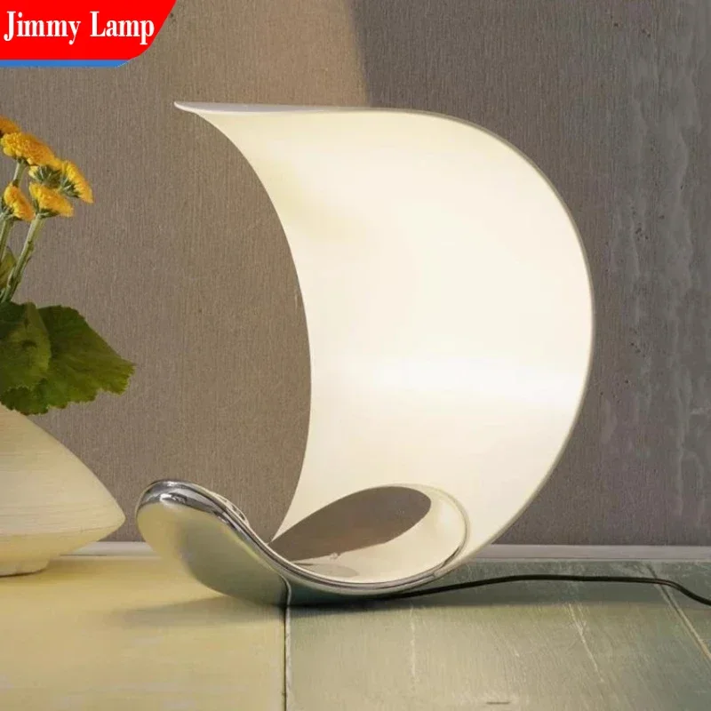 مصباح طاولة قمر منحني فني تصميم منحني حديث لغرفة النوم والدراسة ومنضدة الديكور وأجواء الإضاءة LED