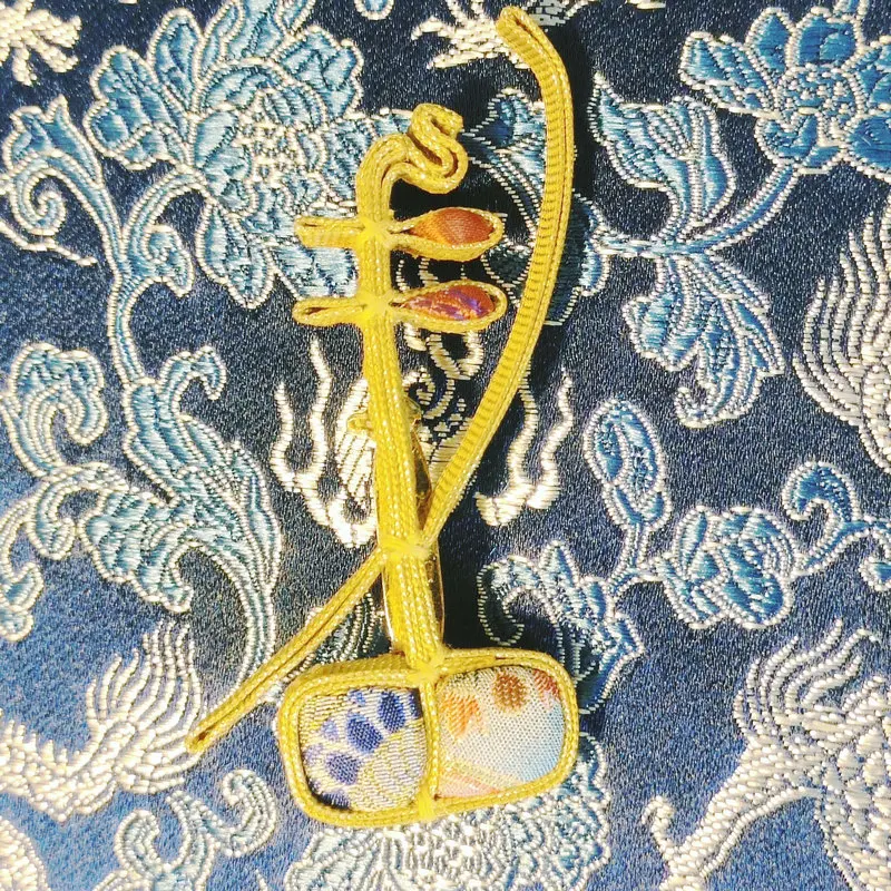 

Old Money Aesthetic Handmade Knots Brooches Erhu Shape Design Chinese Old Money Accessories For Tangzhuang Cheongsam Costume