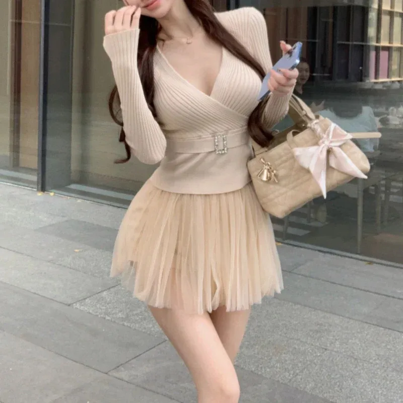 

Осень 2024, новый корейский сексуальный тонкий пояс с v-образным вырезом, женский свитер с длинными рукавами + сетчатая плиссированная юбка трапециевидной формы, костюм из двух предметов