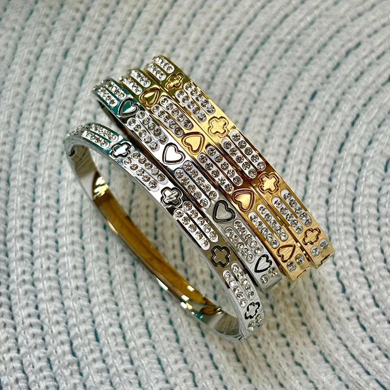 

Сладкие и модные браслеты из нержавеющей стали с цветами, украшенные сердечками, подходящие для повседневных путешествий и модных украшений