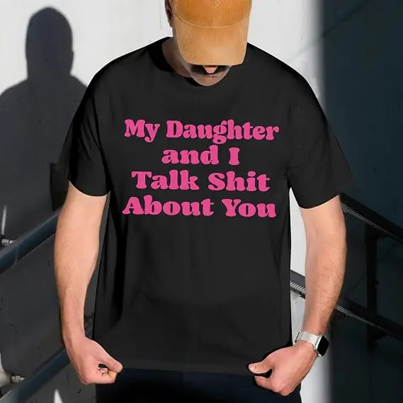 Tochter und ich sprechen über dich, Mama, Papa, lustiges T-Shirt | Humorvolles Scherzgeschenk von Toentöchtern, sarkastisches Spruch-T-Shirt, unhöfliches passendes Oberteil – Detail 7