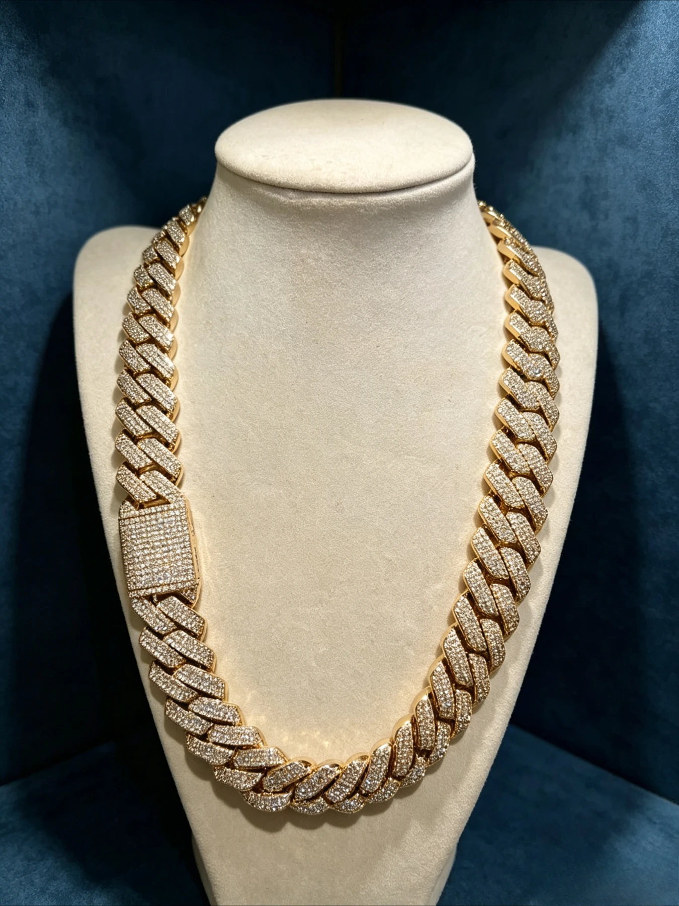 20Mm hot-selling flash diamond Cuban necklace, light luxury, luxury hip-hop positioning, party photo effect is outstanding