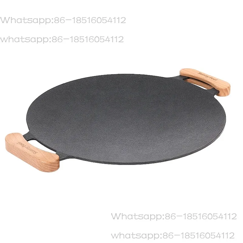 Versatile non-stick baking pan with wooden handle for outdoor and cooking enthusiasts