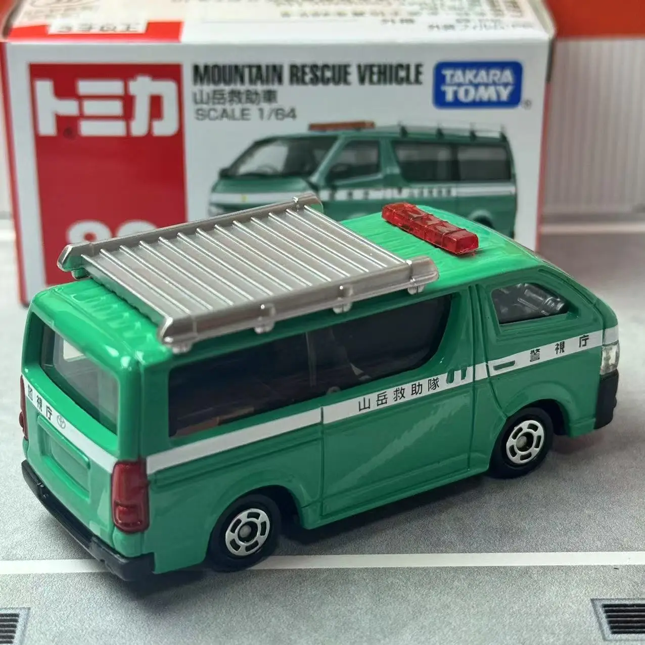 Takara Tomy Cars 2 Samochód z postaciami V2796-V2818 18. Petrov Trankov Samochód ze stopu Odlewany Model Replika Seria Prezenty dla dzieci Zabawki dla chłopców