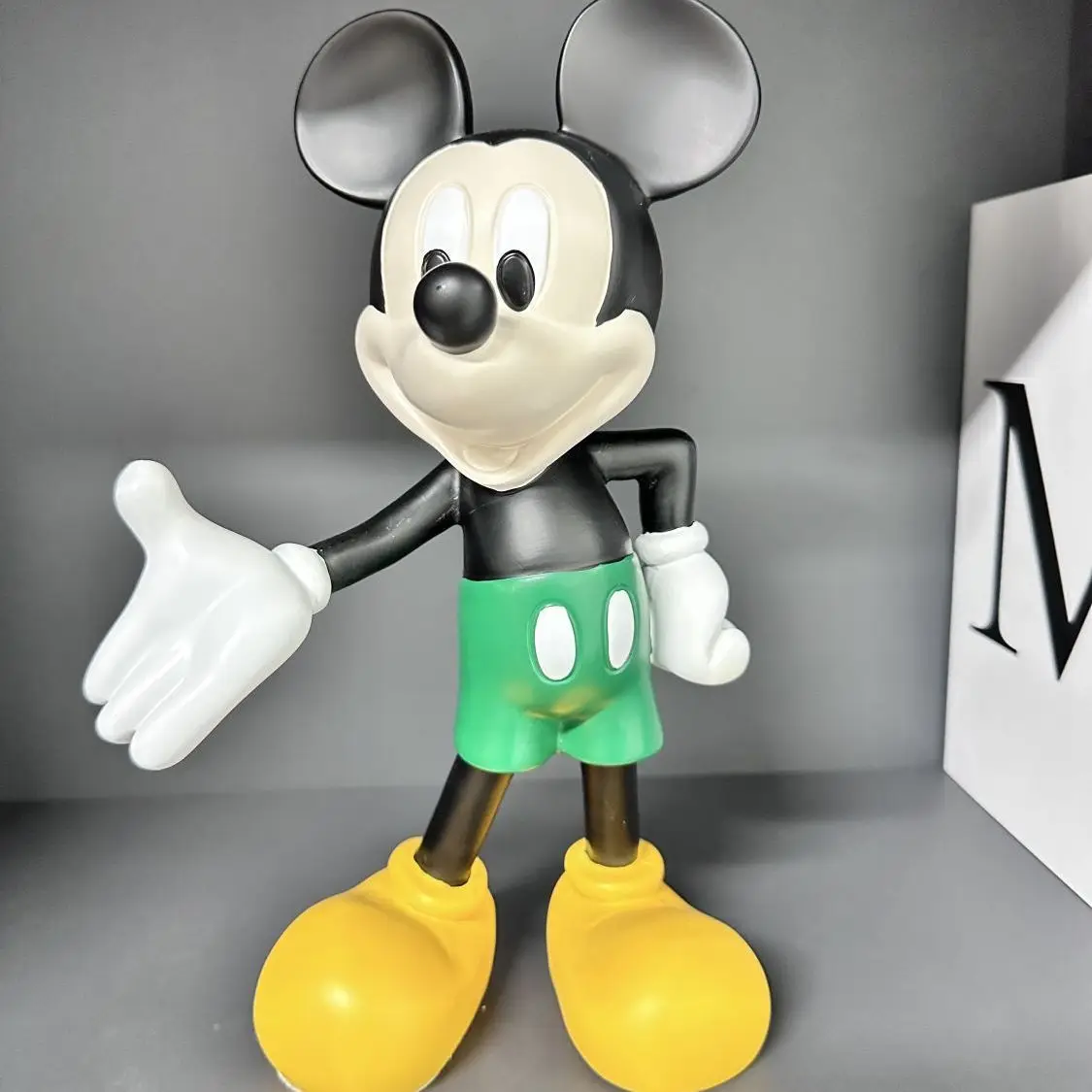 Imagem -03 - Disney-mickey Mouse Estátua para Home Decor Escultura Cartoon Anime Modelo de Resina Enfeites de Casa Marca de Moda Bem-vindo Postura