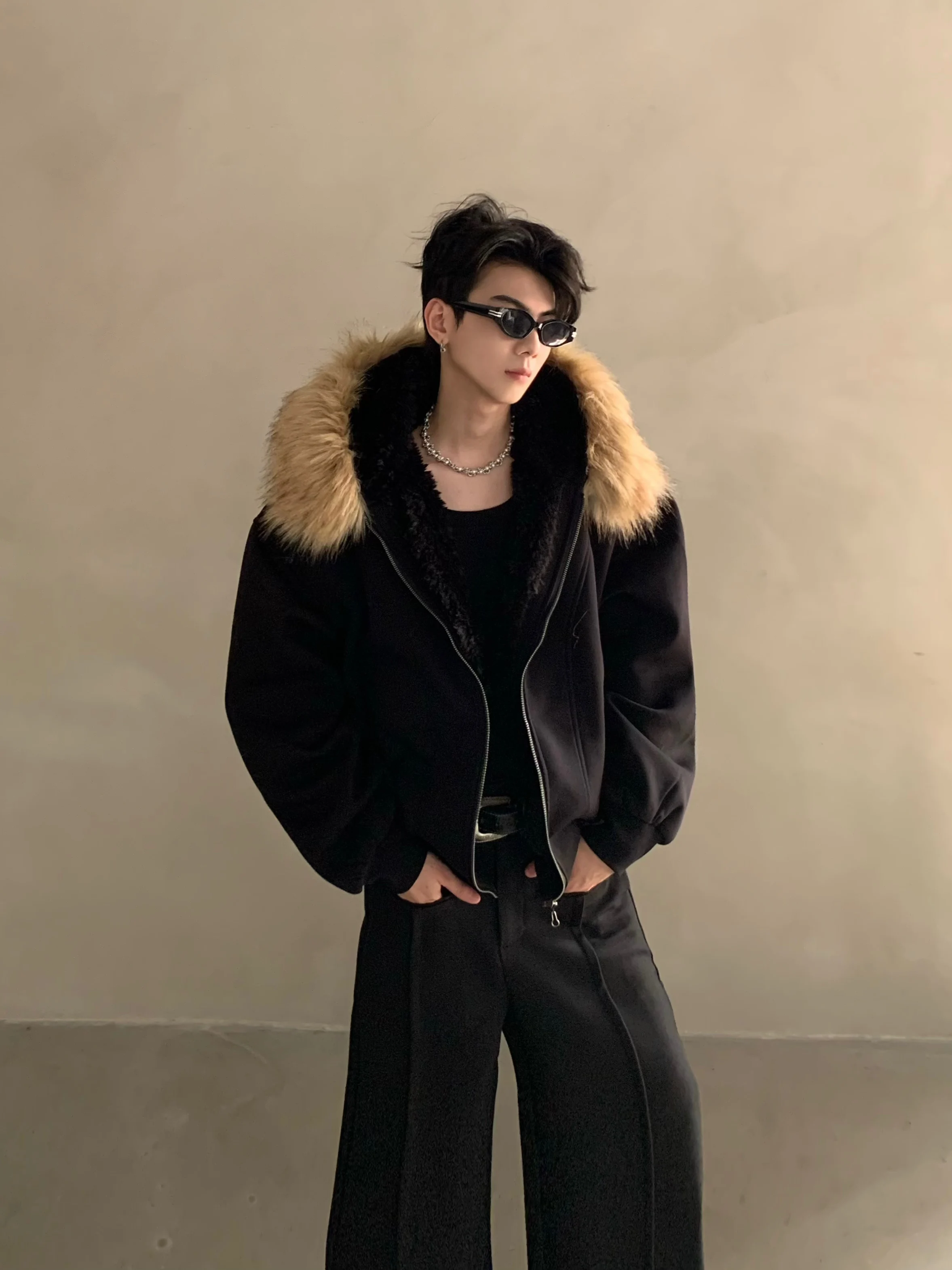 معاطف رجالية شتوية جديدة على الطراز الأمريكي لعام 2025 ذات ياقة من الفرو الصناعي مع قلنسوة معاطف مريحة سميكة وفضفاضة بلون سادة سترات أنيقة #2