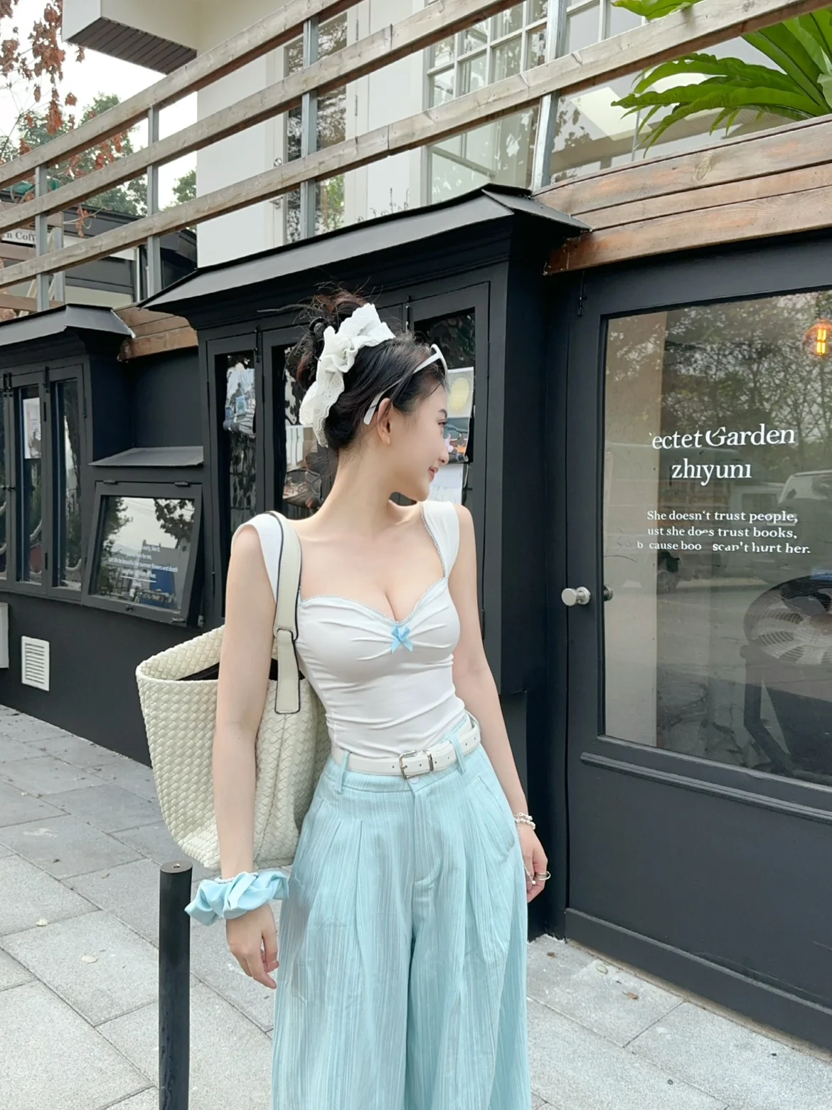 

Женский топ Slim Fit с широкими бретелями и кружевным декором для скрытия боковых складок на груди, идеально подходит для повседневной носки и офиса.