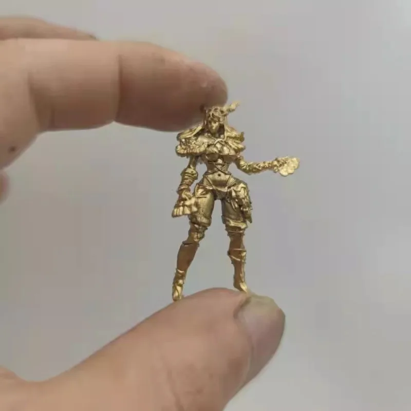 Figuras de acción de belleza de cobre fino, accesorio de adorno en miniatura, soldado de Metal, Interior de coche de escritorio, estatuilla creativa, modelo de juguete