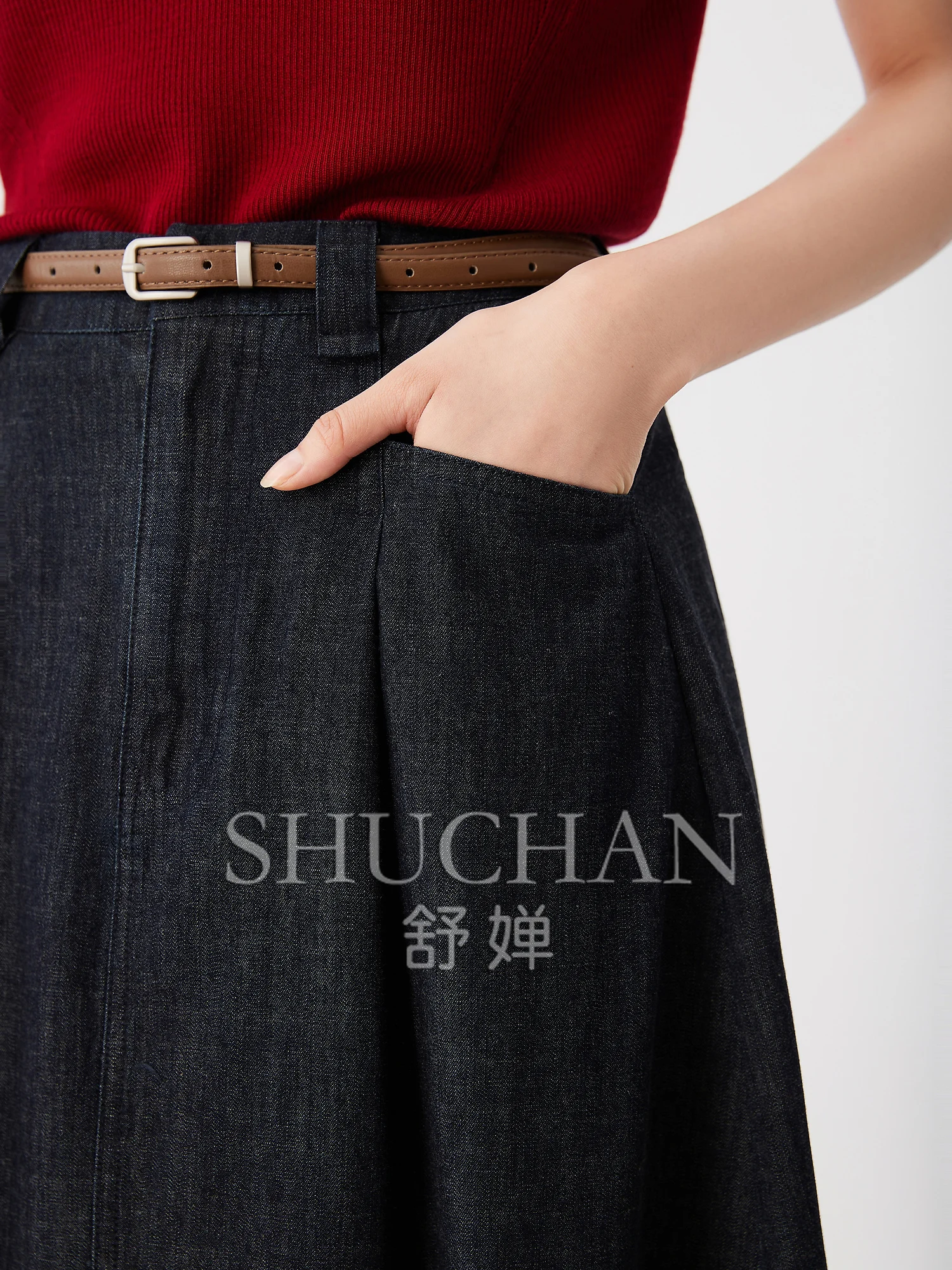 Stadtliterarisches und künstlerisches Pendeln, ausgestattet mit Retro-Gürteln, vielseitiger A-förmiger Rock mit hoher Taille