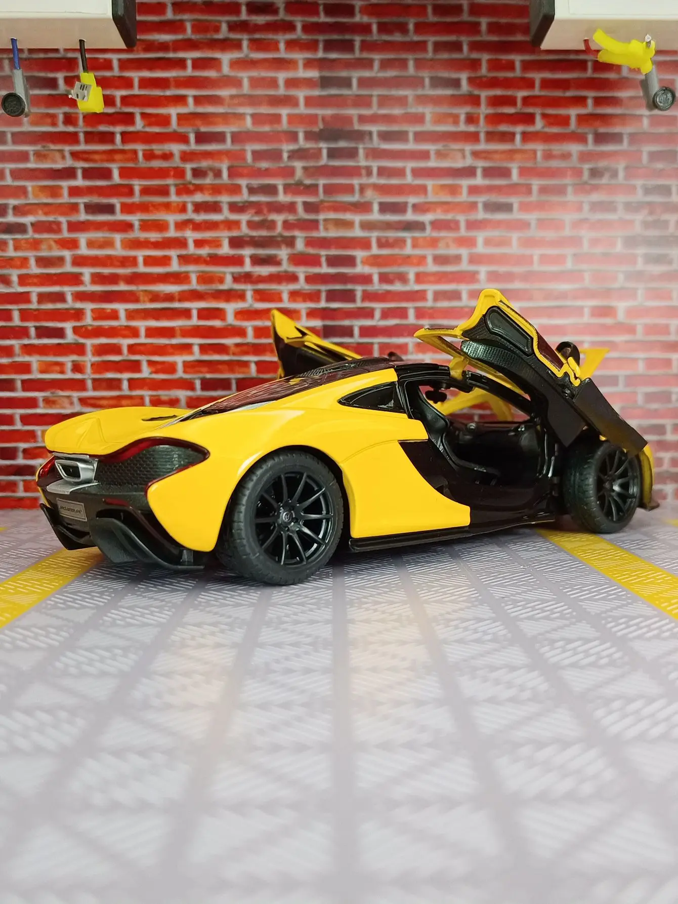 rastar 1:24 McLaren P1 legering supercar model voorwiel kan worden gedraaid en de deur en de kap kan worden geopend vakmanschap