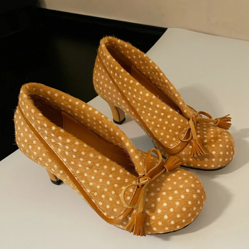 

2026 Женские туфли цвета хаки в белый горошек с кисточками и бантом, круглый носок, винтажный стиль, туфли на высоком каблуке, желтые, черные туфли-лодочки Q-637