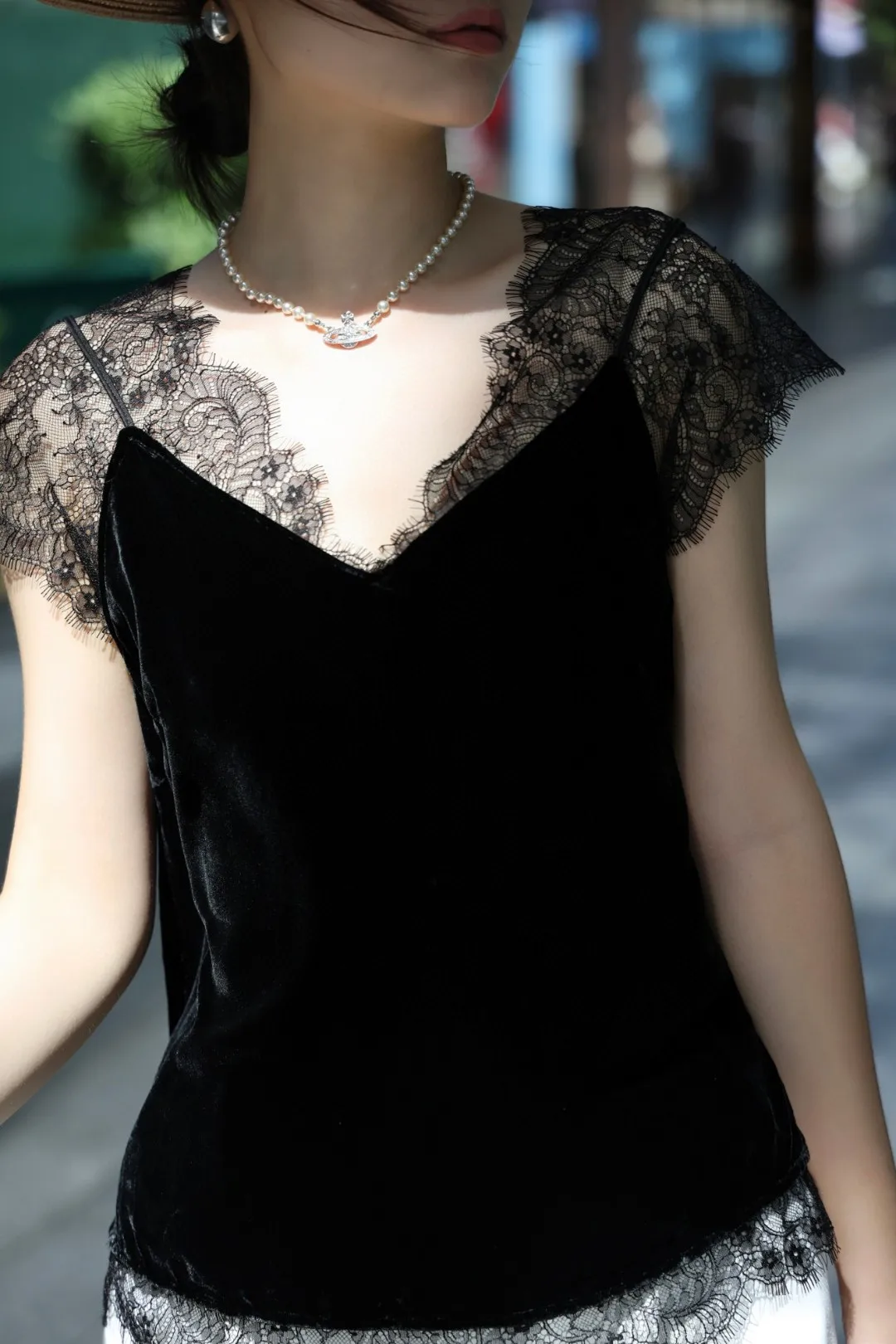 

Шелковый бархатный топ на бретельках с кружевной отделкой и V-образным вырезом, модный летний вариант 2025 года для повседневной носки
