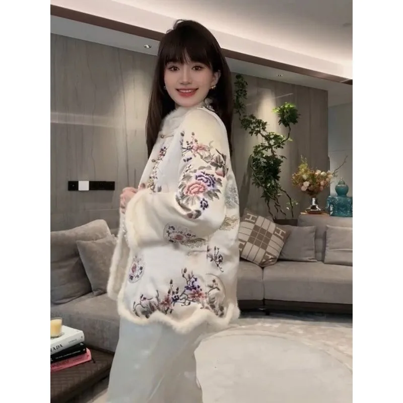 New Chinese-style Tang-style White Women New Winter Cotton-padded Jacket with Added Fleece Thickened Buttons and Embroidery Coat