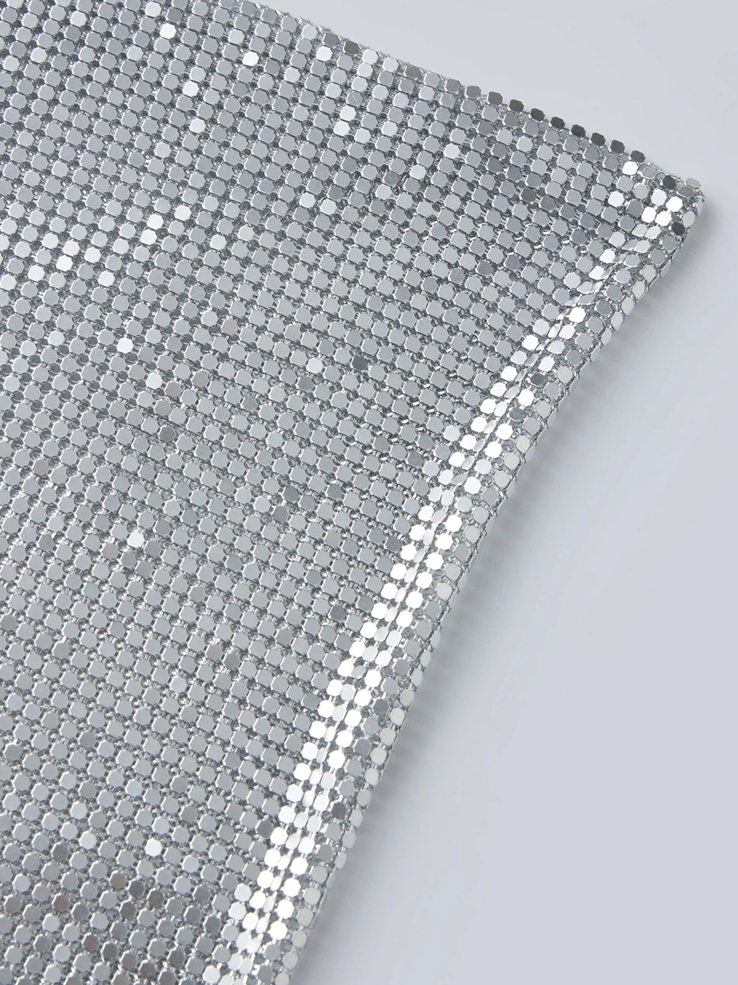 Ensemble haut et jupe élégant à paillettes avec foulard assorti – Gilet scintillant sans manches à col bénitier et mini jupe scintillante