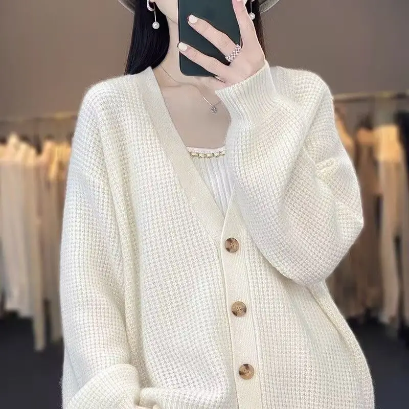 ฤดูใบไม้ผลิฤดูใบไม้ร่วงถักเสื้อสเวตเตอร์ถักสีทึบผู้หญิง V คอเสื้อกันหนาวอเนกประสงค์เกาหลีหลวมแขนยาวด้านบนด้านนอก