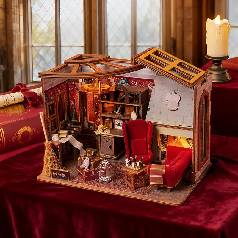 ชุดโมเดลไม้ DIY ขนาดเล็ก ห้องนั่งเล่นกริฟฟินดอร์ ตัวต่อ 3 มิติ บ้านตุ๊กตาพร้อมเฟอร์นิเจอร์และไฟ สำหรับเป็นของขวัญวันเกิดให้เพื่อน