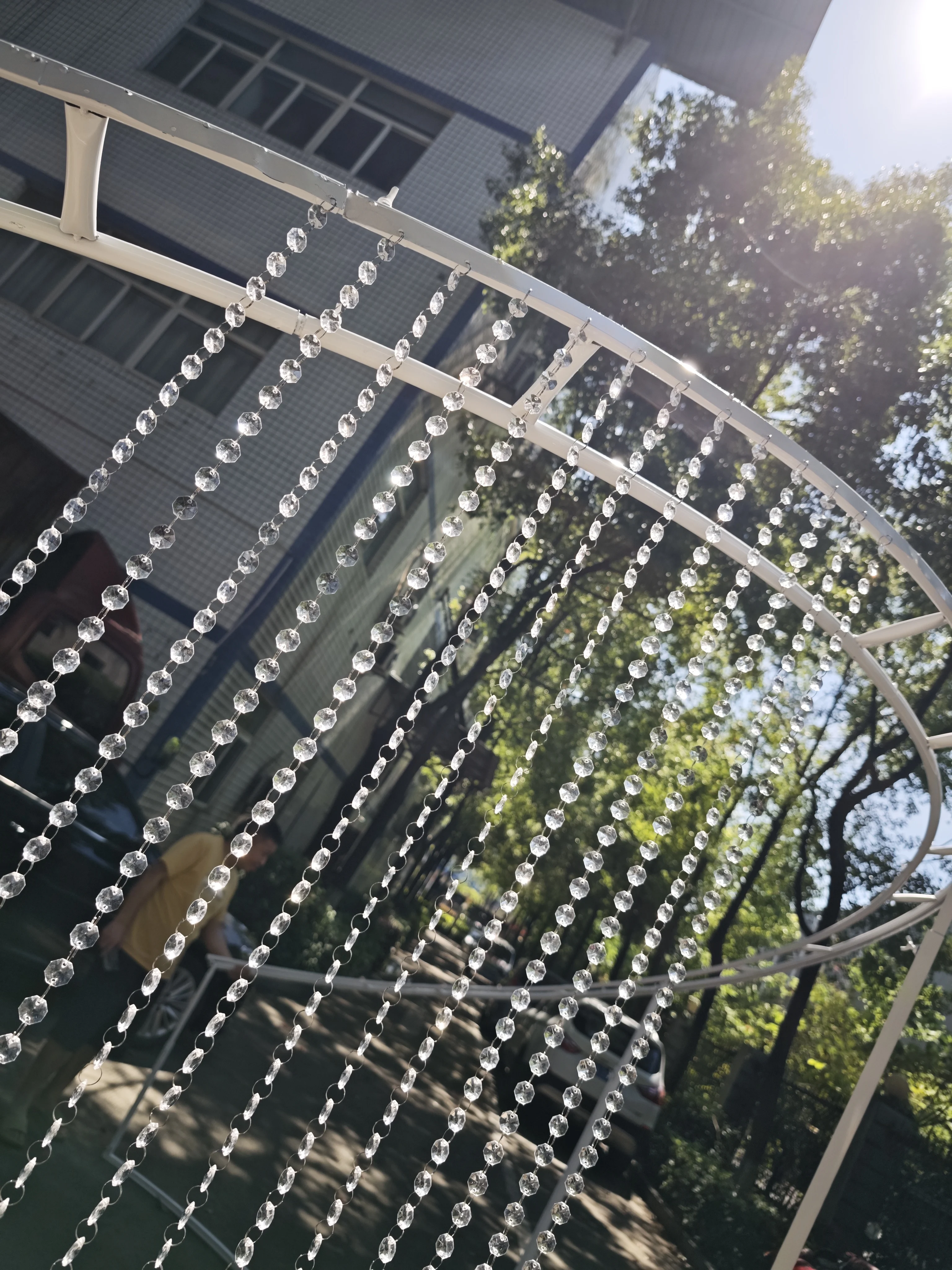 Exquisiter halbkreisförmiger Doppelringbogen 2-2,4 m höhenverstellbarer Blumenständer mit achteckigen Perlen für Hochzeitszeremonien. – Detail 9