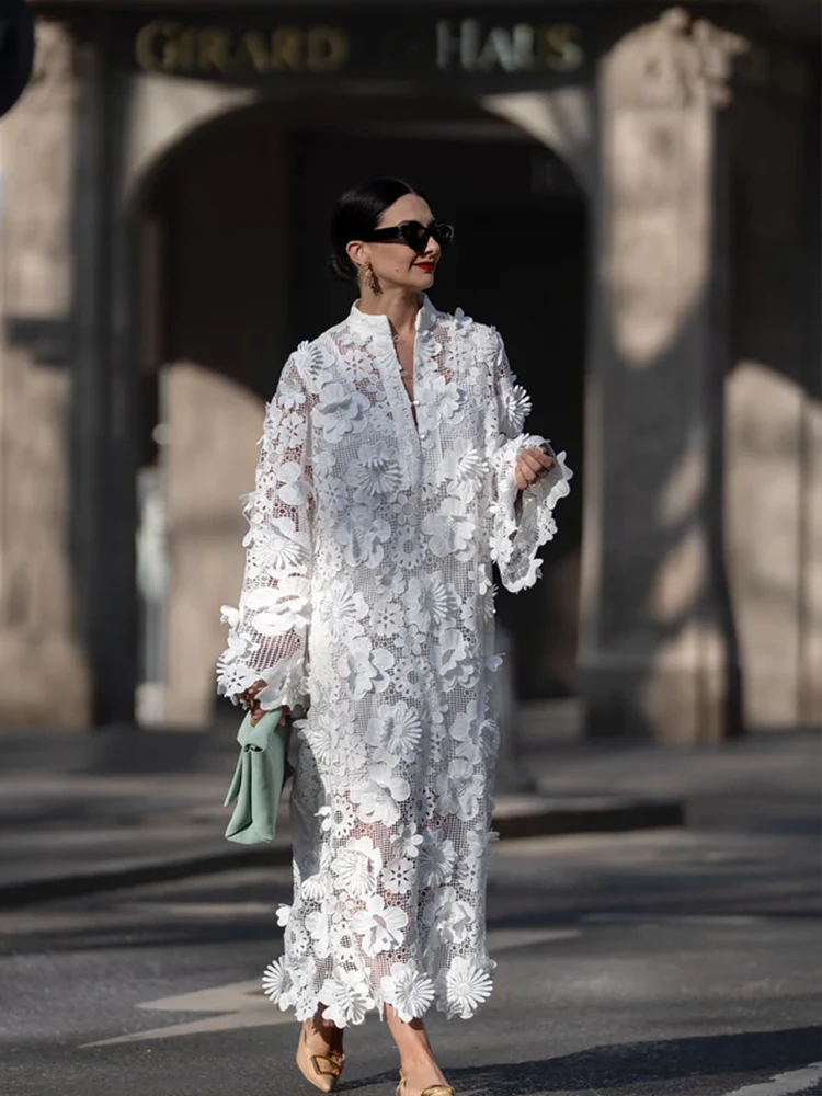 Weißes 3D-Blumen-Spitzen-Maxikleid mit Stehkragen, halbem Reißverschluss, langen ausgestellten Ärmeln, transparentem Mesh und Cut-Outs – lässiges Überwurfkleid für Damen