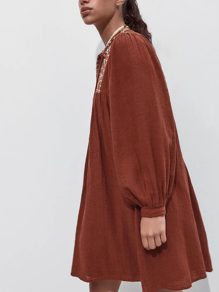 فستان نسائي جديد ربيعي وصل حديثًا مطرز بشكل أنيق ورقبة دائرية وأكمام طويلة وطول قصير على الطراز الفني ثوب عصري