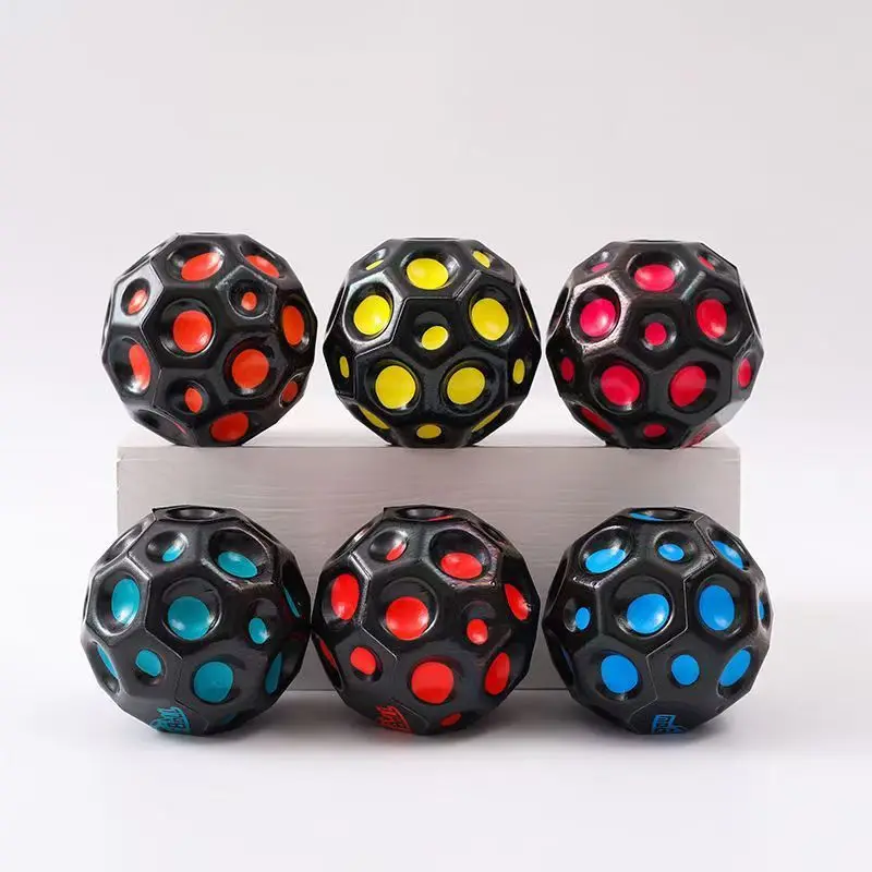 

Красочный высокоэластичный мяч с отверстиями, мягкий антигравитационный прыгучий мяч, устойчивый к падениям, в форме луны, пористый, экстремальный, для игр на открытом воздухе