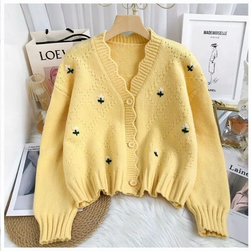 Maglione lavorato a maglia cardigan con fiori ricamati da donna primaverili