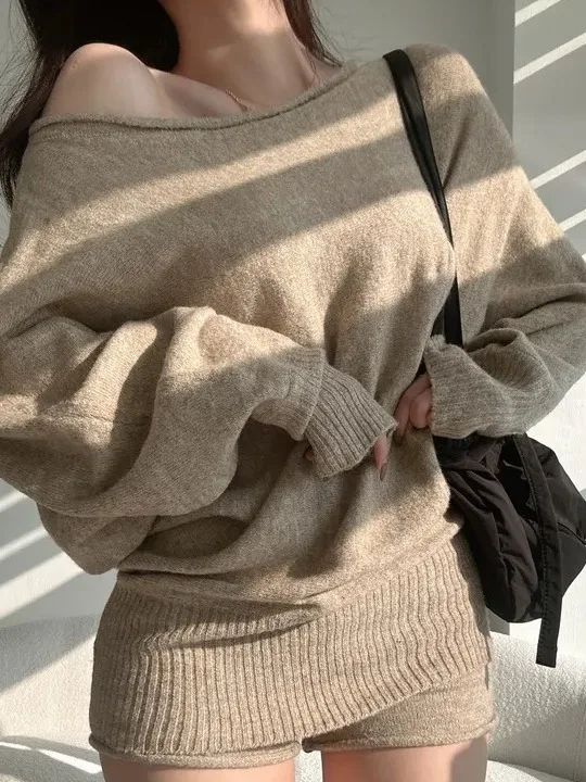 

Шикарный осенний вязаный топ Batwing Sve и комплект с манжетами и асимметричным воротником. Универсальный модный готовый комплект для поездок на работу.