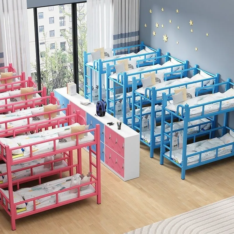 Custody class gets in and out of bed, elementary school students take a nap on a double-layer wrought iron bed