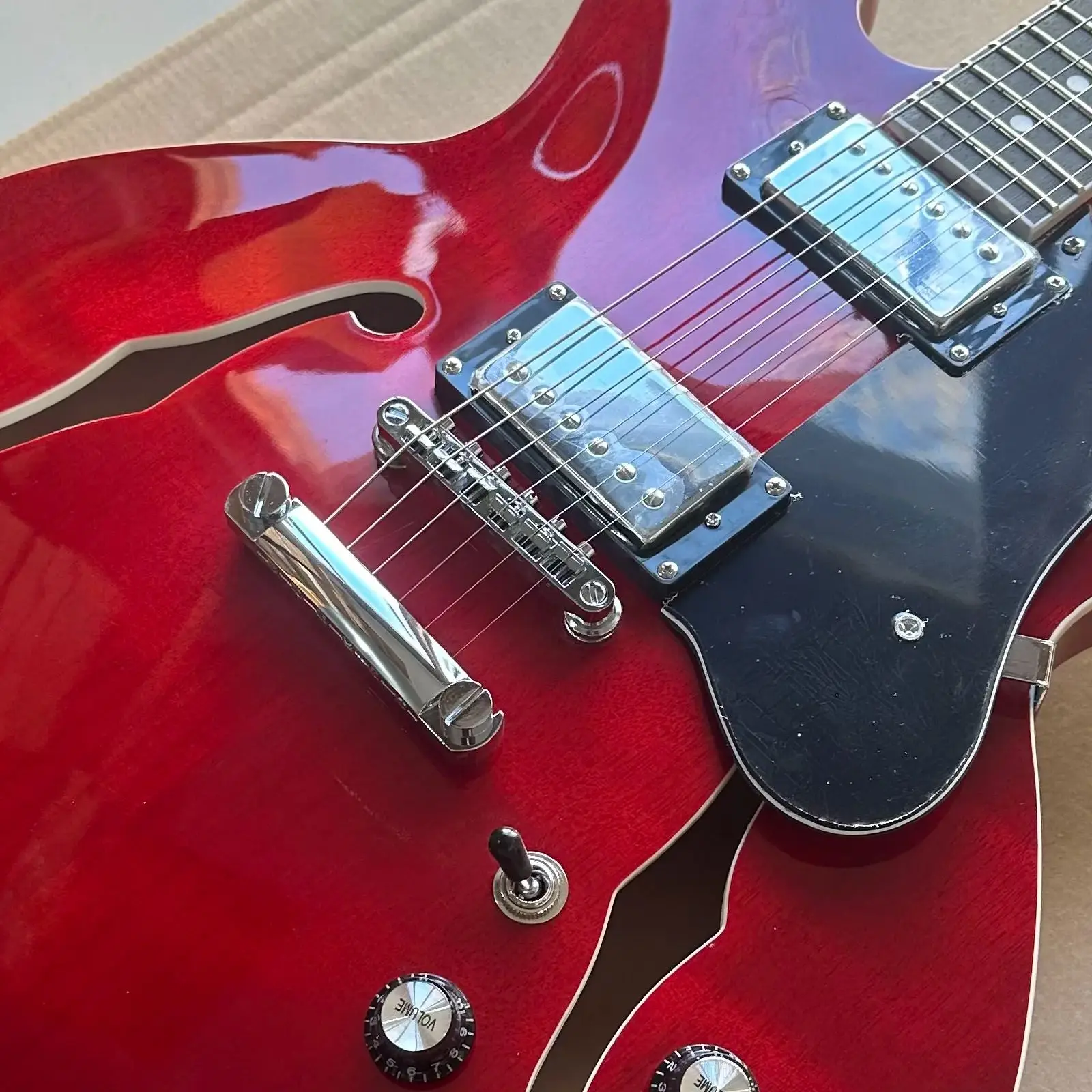 Jazz Style Semi-Hollow Body  Electric Guitar cherry red, good sound quality, fine workmanship